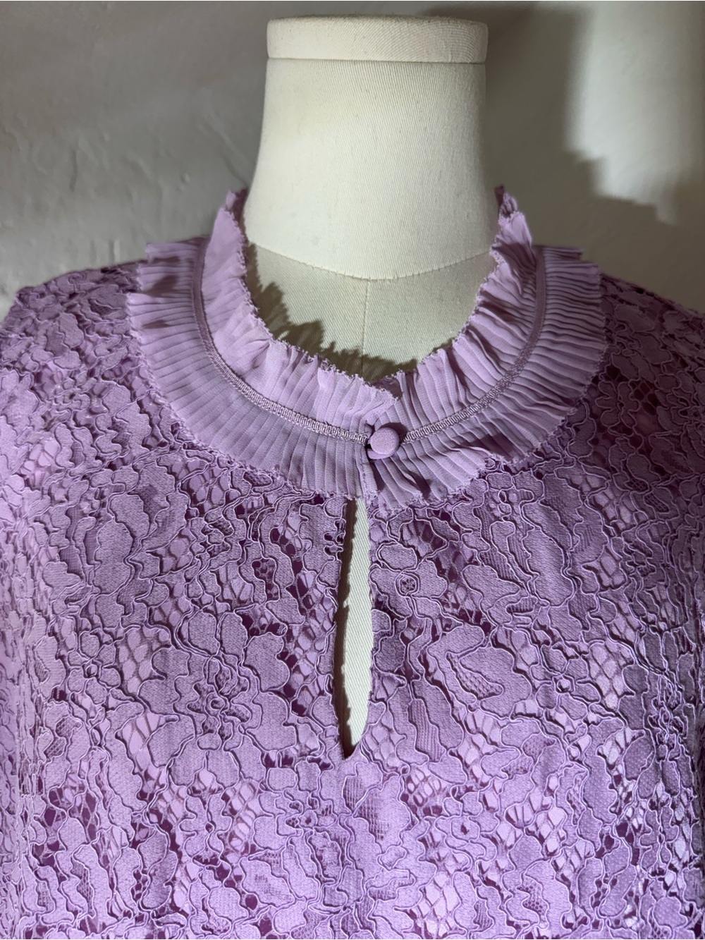 Sleeveless Lavender Lace Keyhole Top - Women's - Picture 5 of 13